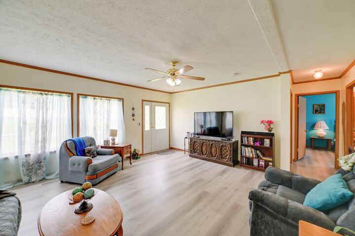 Warm & Inviting Family Home - 2 Mi to Golf Course!
