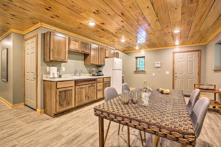 Hike & Zip-line: Red River Gorge Cabin w / Hot Tub!