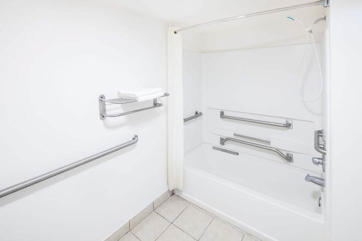 Room 9 of 25