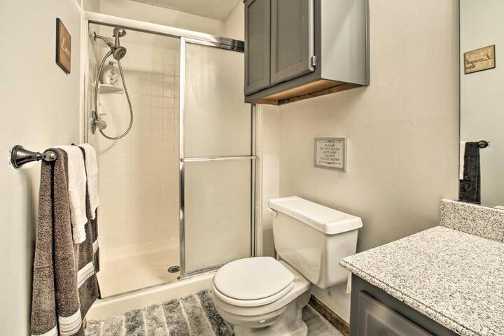 Shawnee Condo 10 Mi to Downtown Kansas City!