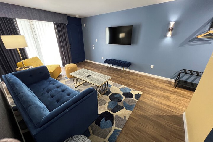 Lighthouse Inn & Suites