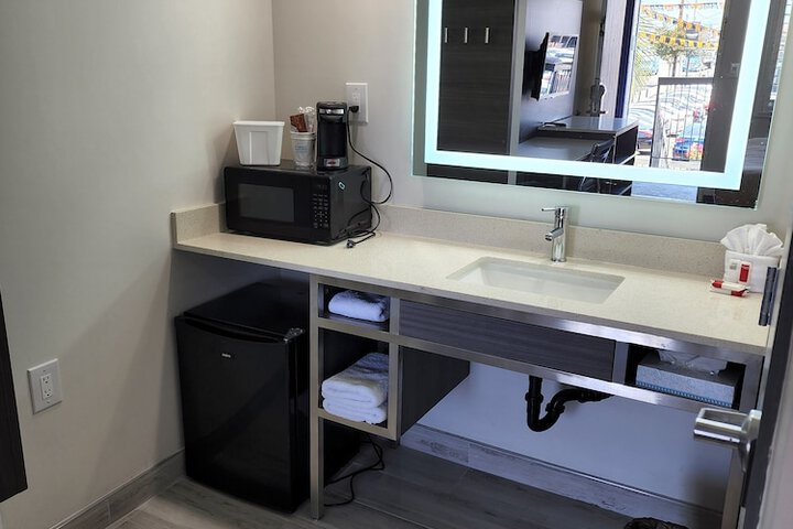 Travelodge by Wyndham Fullerton Near Anaheim