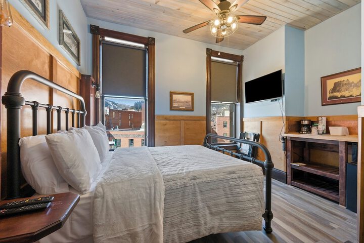 Historic Iron Horse Inn