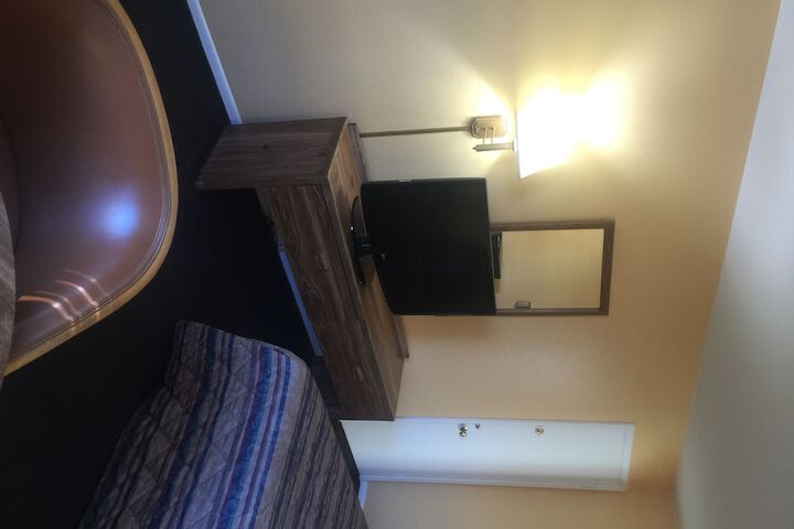 Room 32 of 47