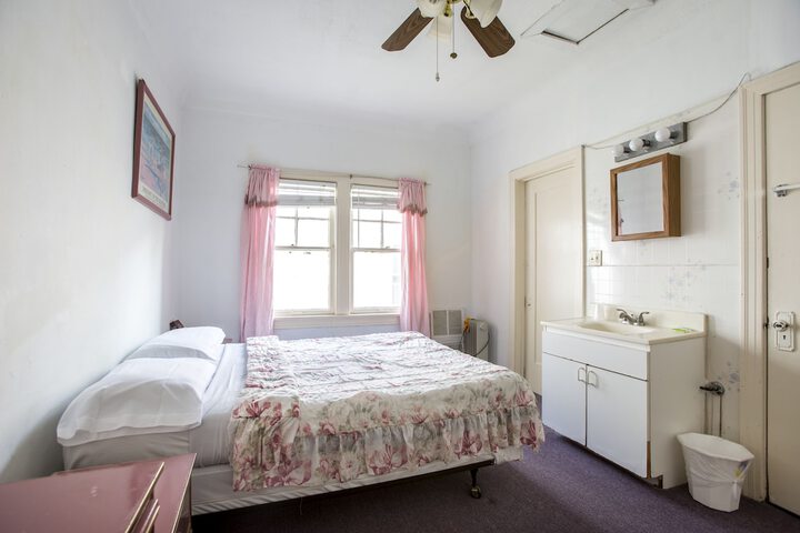 Room 17 of 40