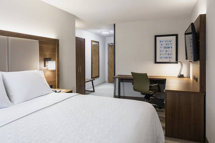 Holiday Inn Express & Suites Saskatoon Centre by IHG
