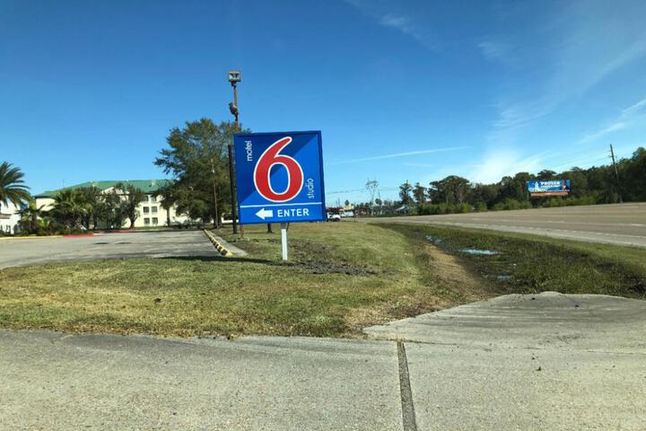 Motel 6-La Place LA
