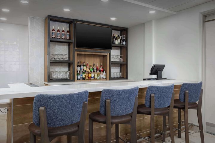 Lounge 35 of 41