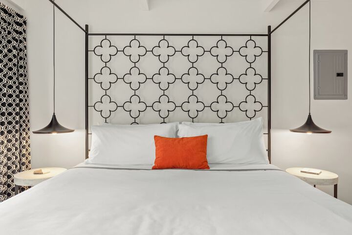 Room 16 of 28