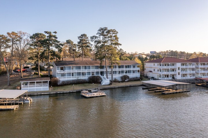 The Hamilton - Lakefront & Studio Suites Hot Springs