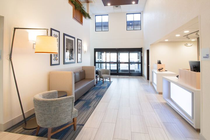 Holiday Inn Express & Suites Worthington by IHG