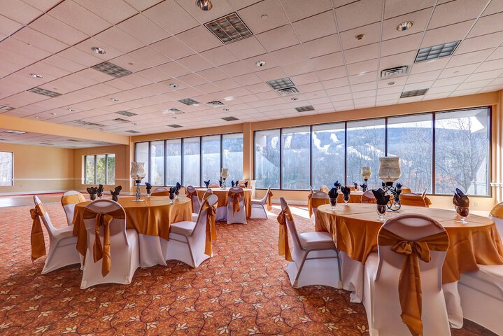 Ballroom/Hall 26 of 36