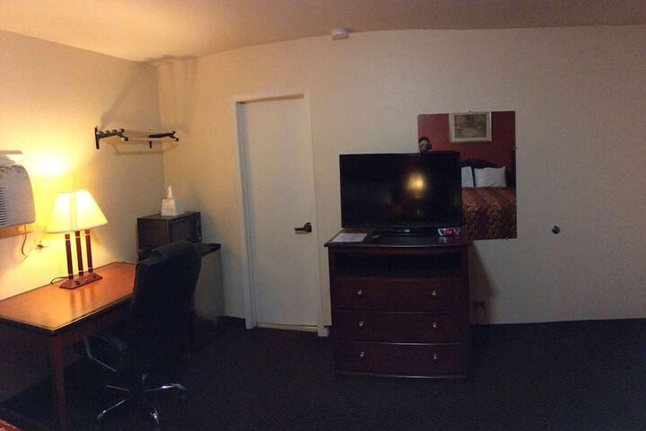 Room 4 of 18