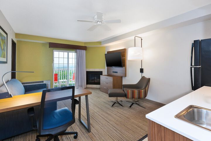 Holiday Inn Express & Suites Petoskey by IHG