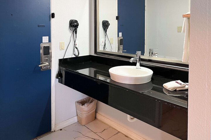 Studio 6 Suites Delano CA