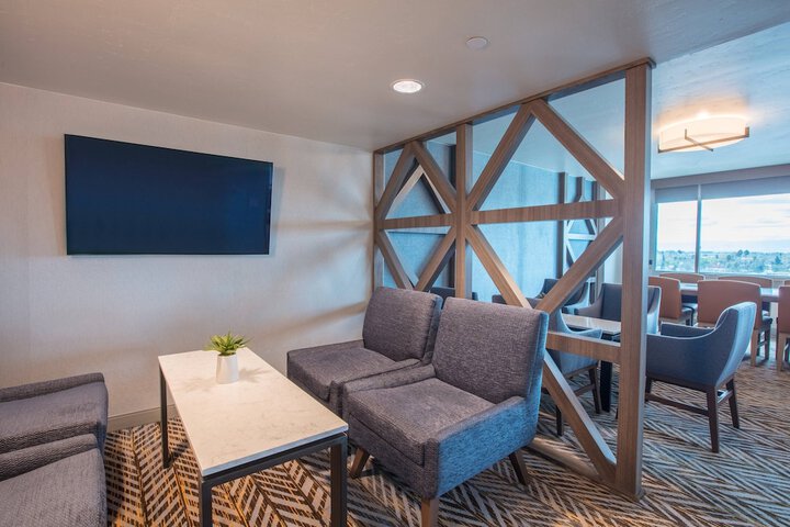 Lounge 42 of 49