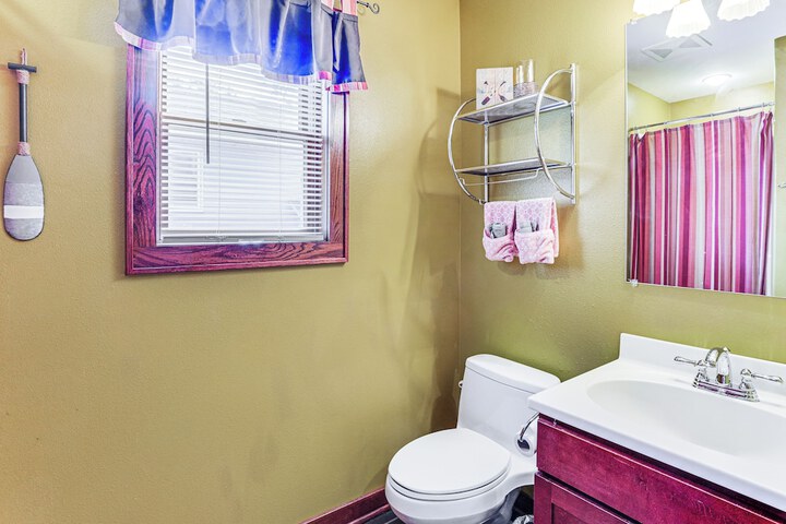 Spacious Edgerton Home w / Private Beach & Views!