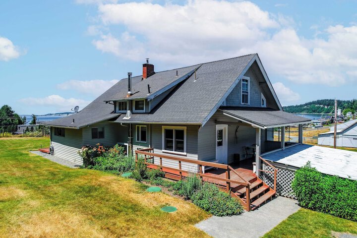Private Beach Access + Water Views! Sleeps 18 Historic 6bdr Farmhouse w / Deck