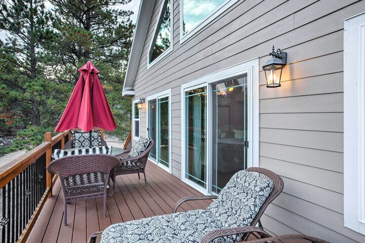 Gorgeous Twin Lakes Home w / Deck Overlooking Mtns!
