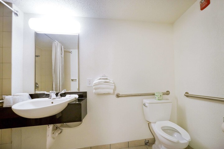 Room 13 of 34