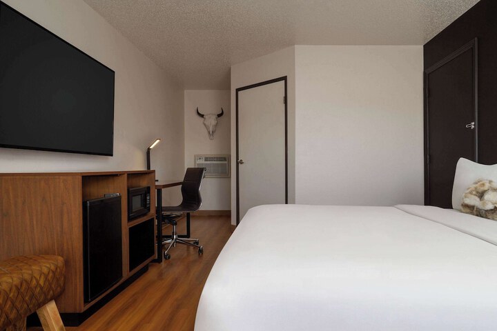 Room 70 of 84