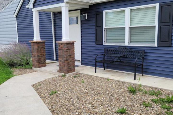 Nice house with private parking king bed fenced yard