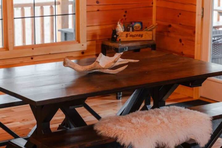 Sleeps 16! Luxury Cabin With Game Room & Hot Tub