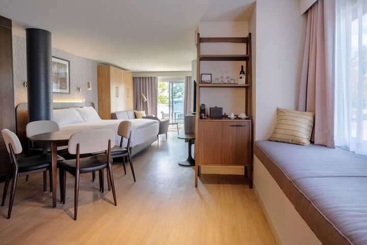 Room 16 of 40