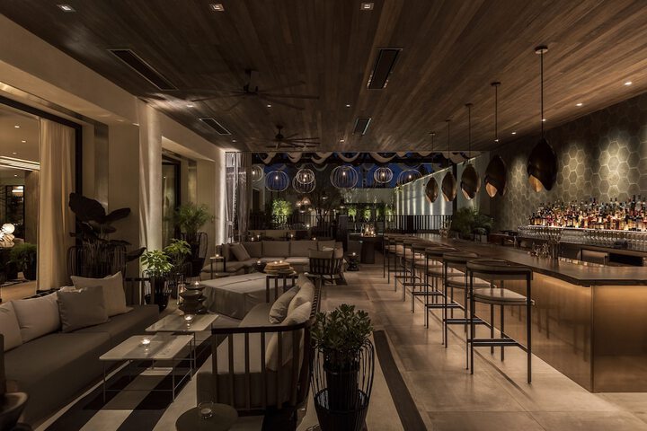 Lounge 130 of 136