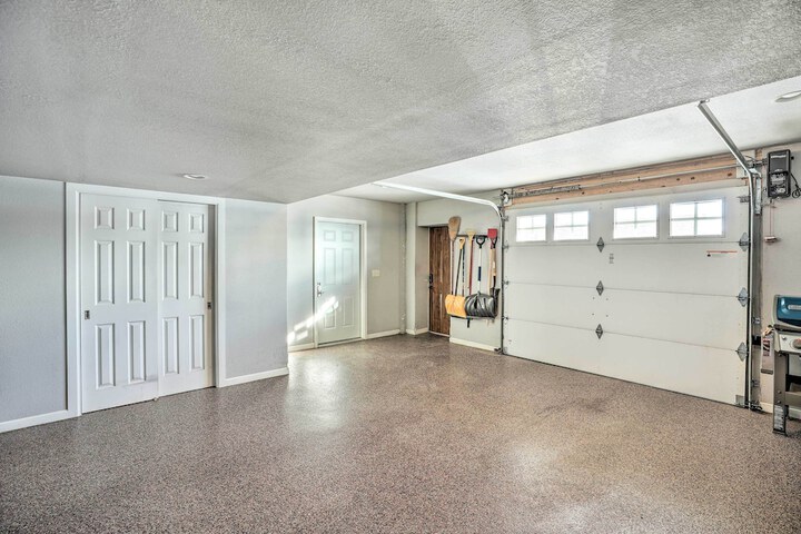 Regal River Retreat in the Heart of Yankton!