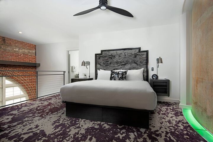 Room 83 of 172