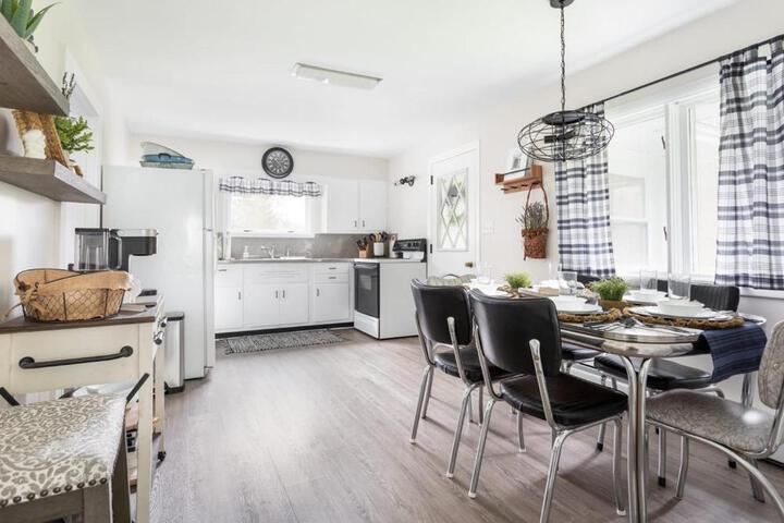 Cedar Creek Cottage Close to Downtown Traverse City Beaches and the TART Trail