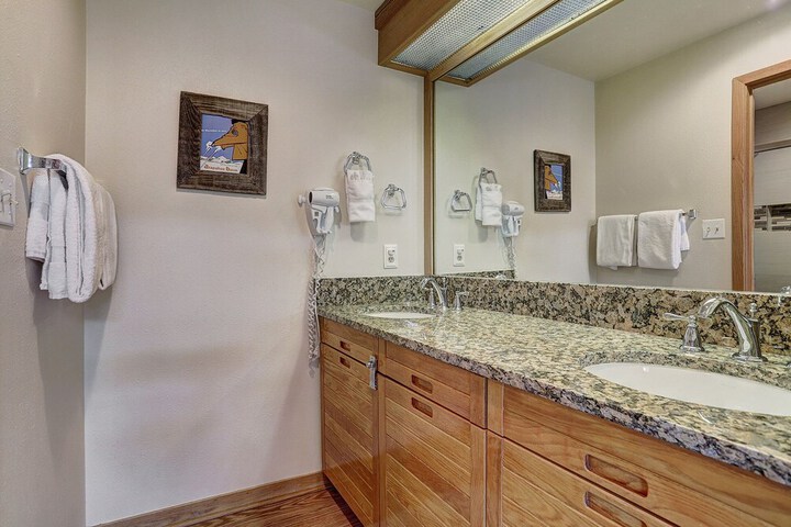 2759 Slopeside 1 Bedroom Condo by RedAwning
