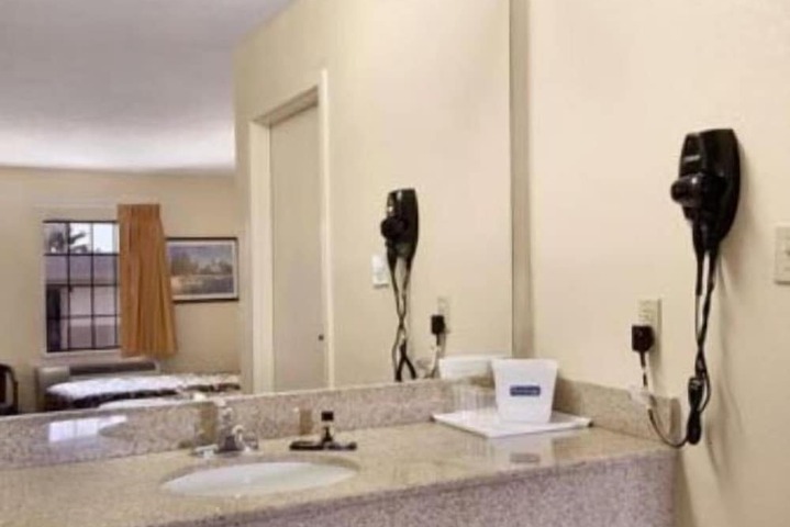 Room 4 of 12