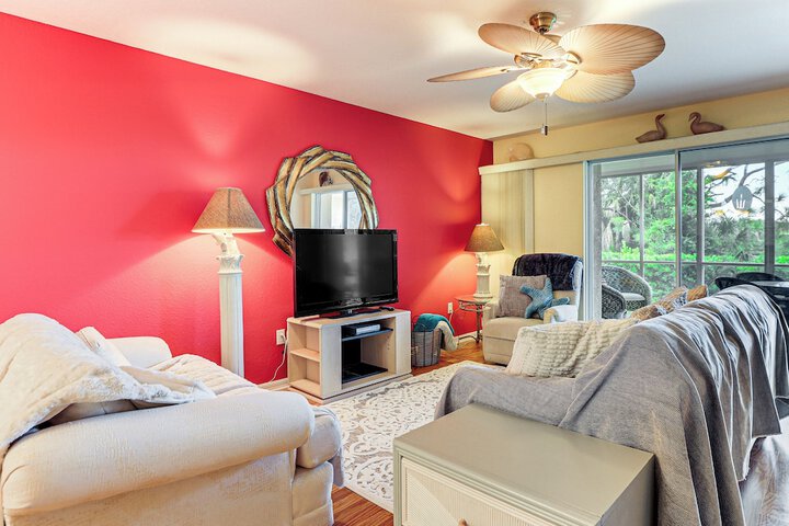 8 Mi to Beach w / Pool Access: Englewood Condo!