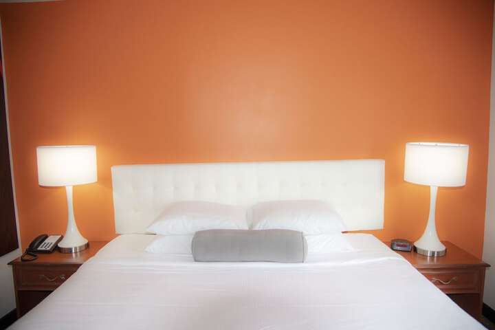 Howard Johnson Hotel & Suites by Wyndham Allentown / Dorney