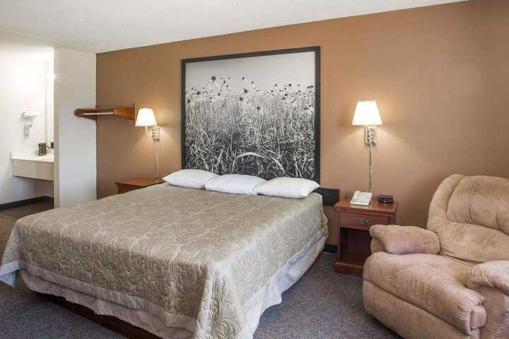 Room 8 of 18