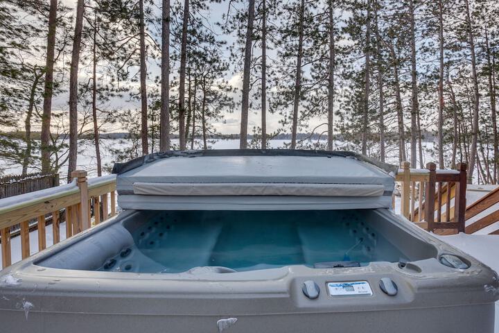 Lakefront Rhinelander Retreat w / Private Hot Tub!