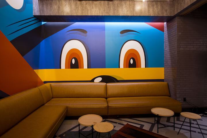 Lounge 45 of 51