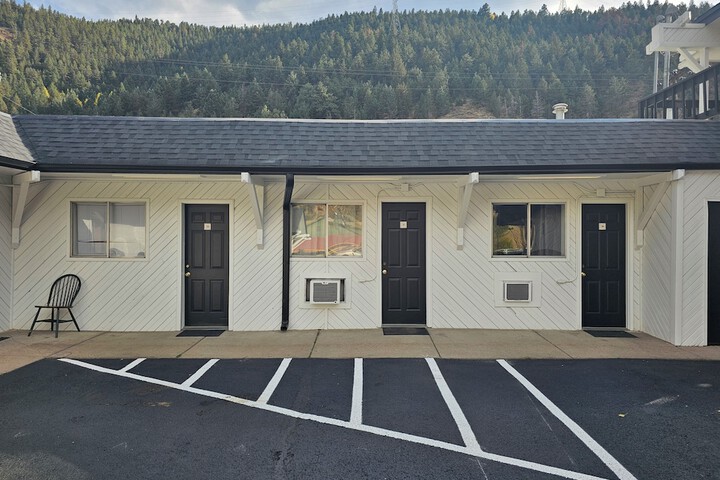 H & H Motor Lodge