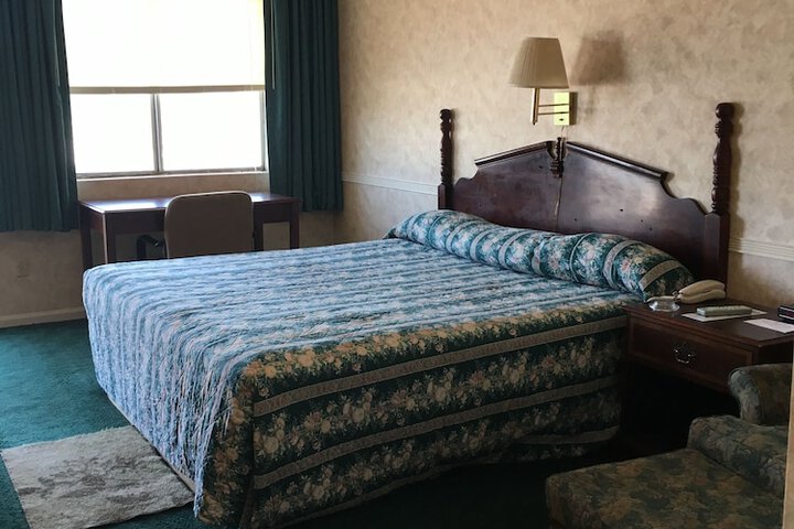 Room 11 of 16