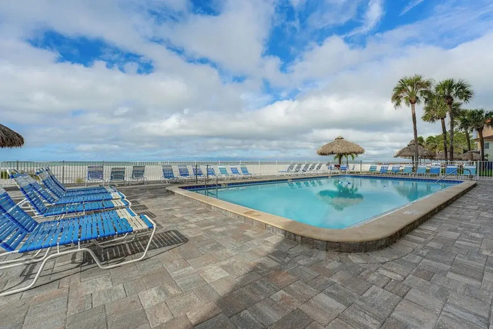 Beachfront Redington Shores Condo w / Pool!