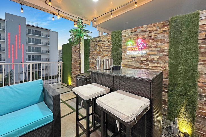 Experience Luna Sky! 65 TV Bar BBQ go FL Keys