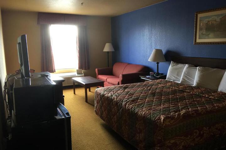 Econo Lodge Inn & Suites