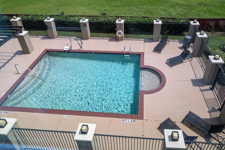 Pool 10 of 39