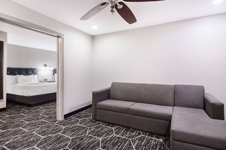 Room 12 of 27