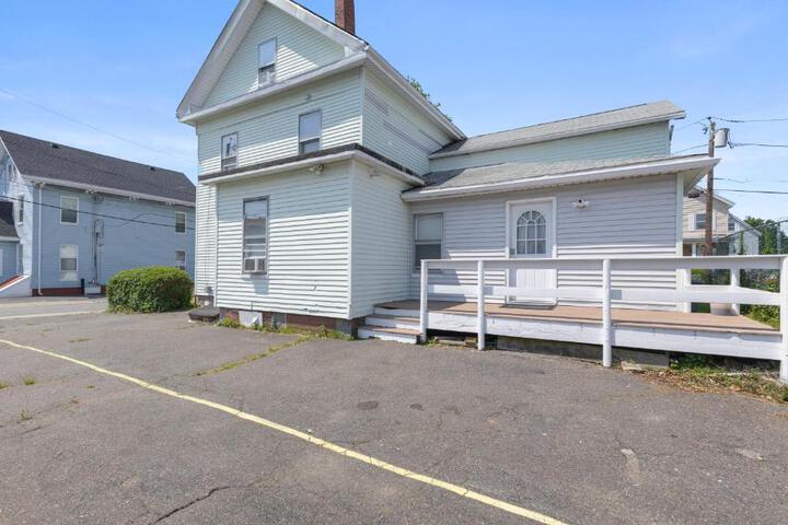 17-19Cozy & Spacious 6BR home in Malden with window AC and free parking