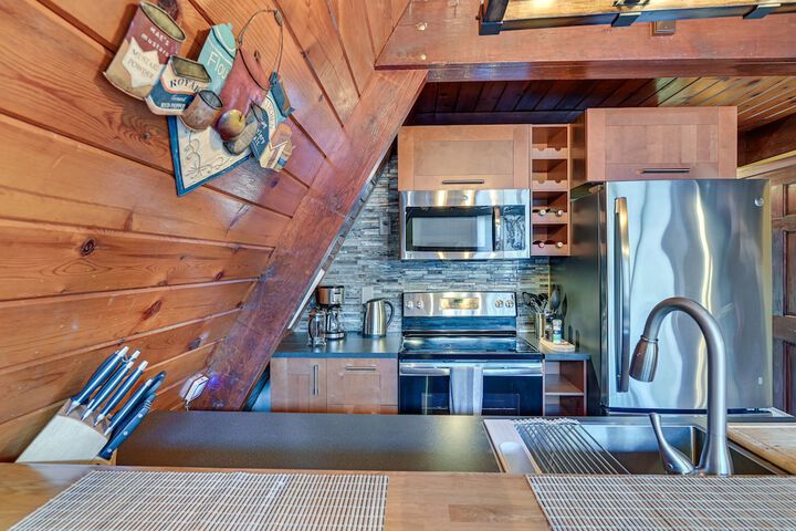 Walk to Ski Lift! Charming Hunter A-frame