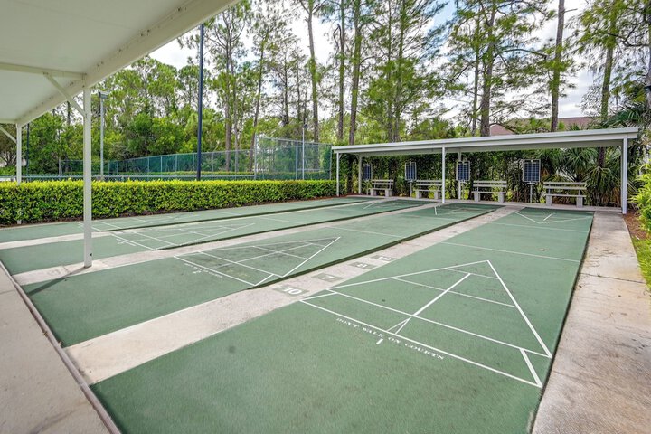 3 Mi to Beaches: Naples Condo w / Pool Access!