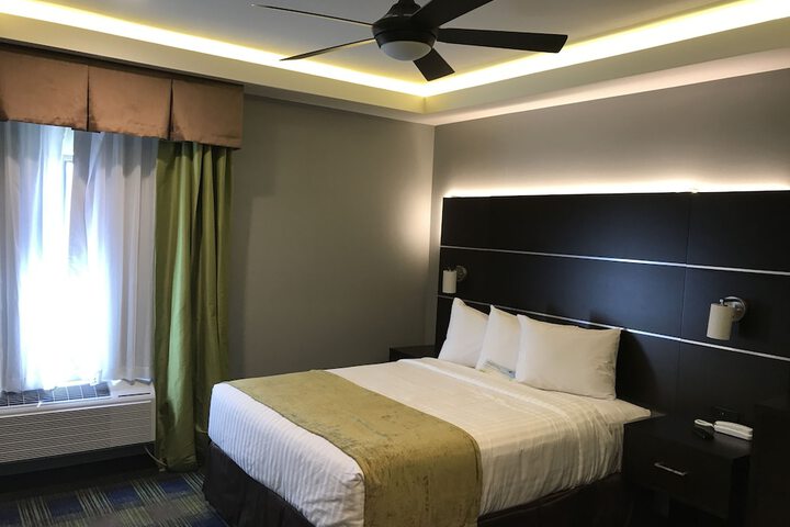 Days Inn & Suites by Wyndham Port Arthur